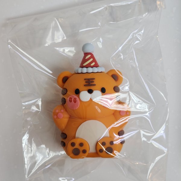 Tiger with party hat (6cm)