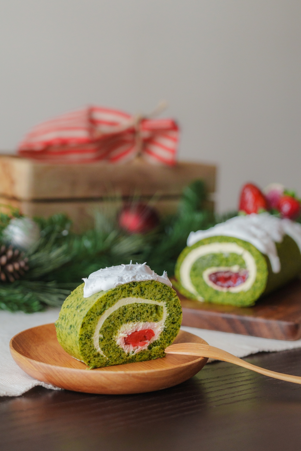 Berry Passion Forest Log Cake: A Festive Spinach Surprise in Every Bite